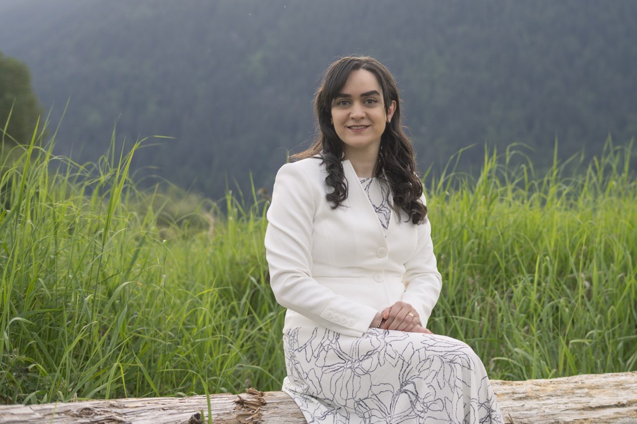 A ChangeMoment therapist sitting calmly outdoors in a green natural setting
